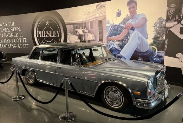 В този музей Mercedes-Benz. В продължение на две десетилетия колекцията му включва няколко луксозни седана, купета и кабриолети от марката, които той особено харесва.  Кралят обича да казва - "Никой не е перфектен, но ако карате Mercedes-Benz, вие сте по-близо до перфектния". Певецът винаги е бил много як в мненията си и по стените на неговия музей можете да прочетете някои от любимите фрази на тема коли: "Ключът към щастието може да бъде ключът към Rolls -Royce" , "Животът е твърде кратък, за да караш скучни коли" или "Амбицията е мечта с V8 двигател".

Два от моделите, които той обича най-много, са Mercedes 600 от серията W100 (в този случай небесносин металик). Плюс тъмносинята лимузина Pullman с шест врати, люк и екран на кабината, в която често го виждат на задната седалка, докато неговият шофьор го заведе на разходка из Лас Вегас. Това е машина, купена през 1970-а, с 6,3-литров V8 двигател , климатик, въздушно окачване, серво управление и дори малки завеси на прозорците. Перфектната кола за Елвис, която неговият имидж изискваше. 600 е една от най-показателните и грандиозни коли в света и Елвис с два броя - в Грейсланд и в дома му в Лос Анджелис.

Присила, съпругата му, също изпитва специална привързаност към немската марка, но предпочиташе нещо, което беше &bdquo;няколко номера по-малко &ldquo; . През декември 1970-а Елвис подарява 280 SL (от серията Pagoda) на г-жа Пресли.
